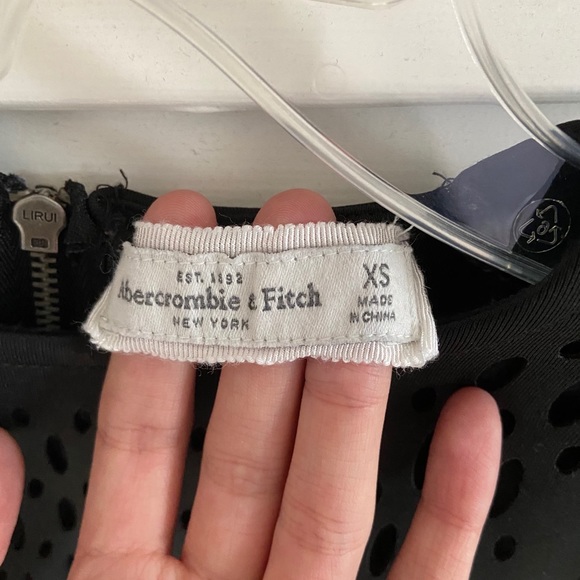 Abercrombie & Fitch Cutout Crop Top - Picture 4 of 4